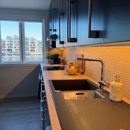 Modern Waterfront 4br With Dock & Free Parking Apartment